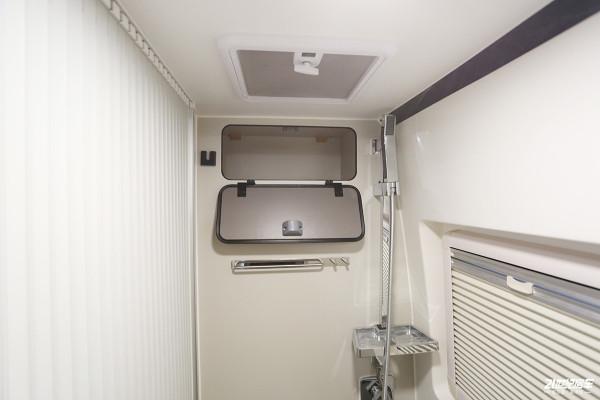 年輕人的第一臺Vanlife露營車,定製車漆+黑化套件,帥氣 年輕人的第一臺Vanlife露營車,定製車漆+黑化套件,帥氣