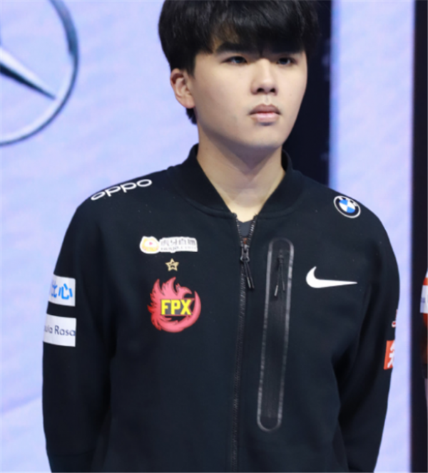 贏了uzi後lwx卻“甩鍋”：我的音樂播放器是隨機，我的隊友太猛了