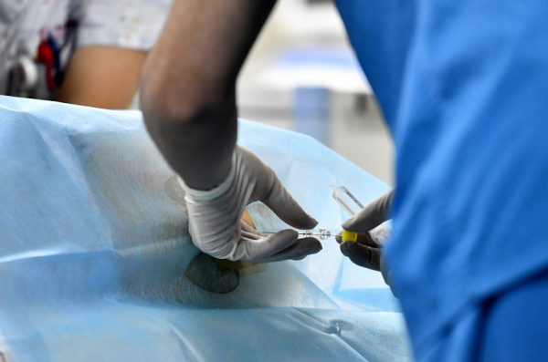 誰為天價孤兒藥買單？罕見病特效藥從70萬降至3.3萬或成個例 醫保之外還需更多“良方”