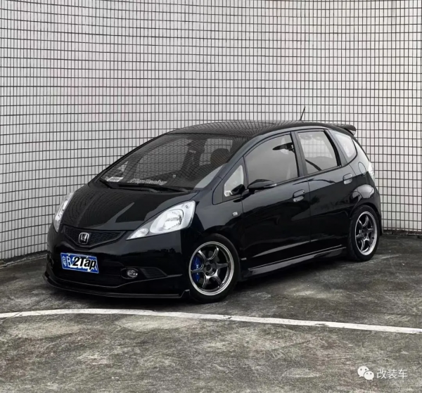 00後小姐姐也愛玩本田飛度，這個車系到底有什麼魔力？