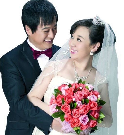 童星關凌曬全家福，自曝與製片人結婚10年，小女兒很像媽媽小時候
