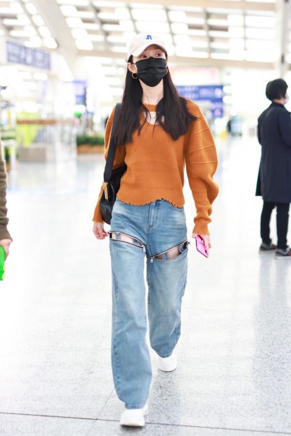 31歲宋軼美出少女範，棕色毛衣很有氛圍感，牛仔褲“挖空”太時髦
