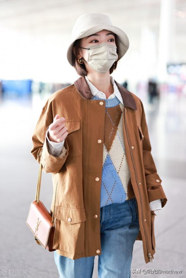 吳謹言身穿駝色上衣搭牛仔褲造型時尚，不羈素顏出鏡光彩靚麗