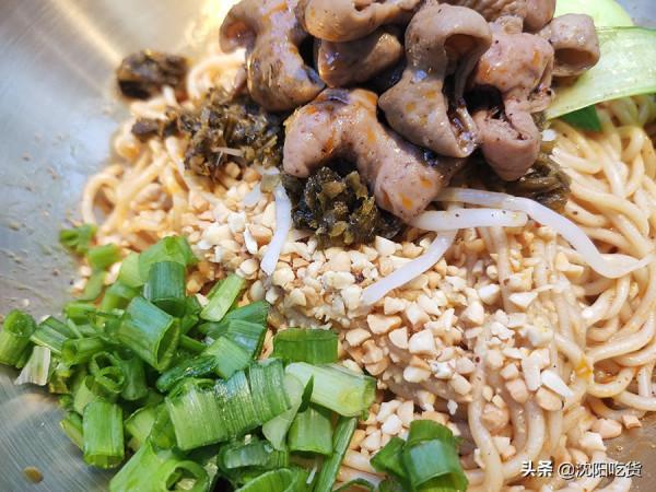 這肥腸處理得真到位，不臭還賊香，拌麵好好吃呀