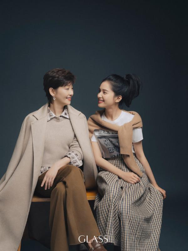 徐帆穿米咖色系的服裝演繹秋日時尚，溫暖溫柔，50+穿上氣質真好