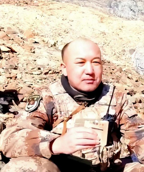 心疼!34歲邊防營副教導員艾尼瓦爾江,嚴重脫髮,青年身,老年貌 心疼!34歲邊防營副教導員艾尼瓦爾江,嚴重脫髮,青年身,老年貌