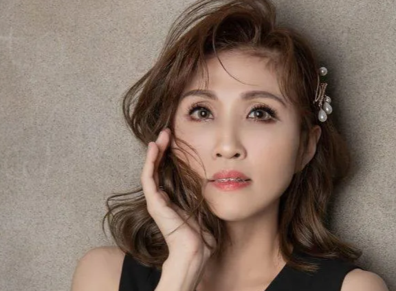 女星突發車禍撞成腦震盪，渾身傷痕遇路人救命，現場畫面也曝光