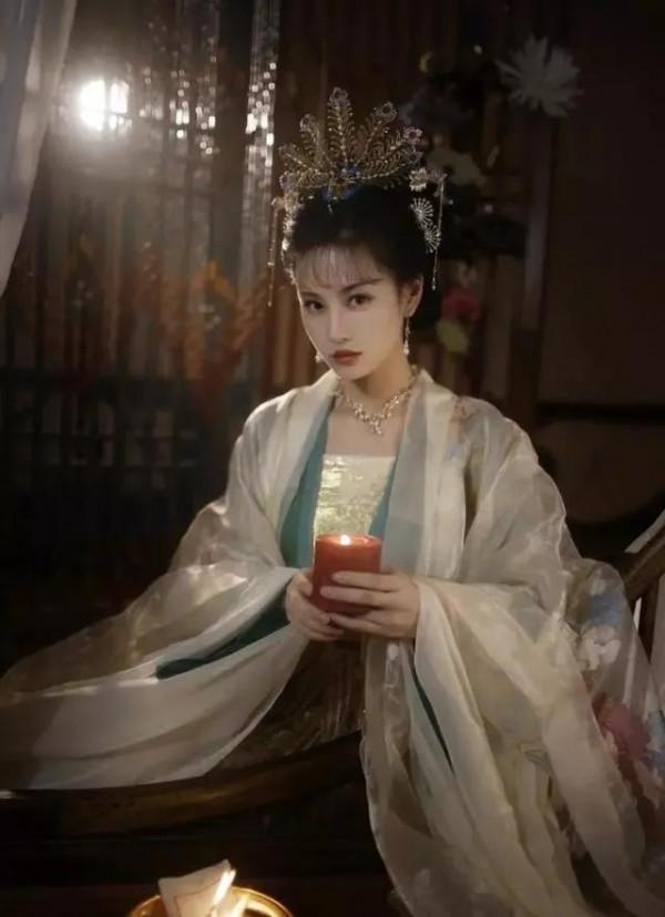 網紅穿漢服模仿 江玉燕＂，網友：讓你模仿沒讓你超越