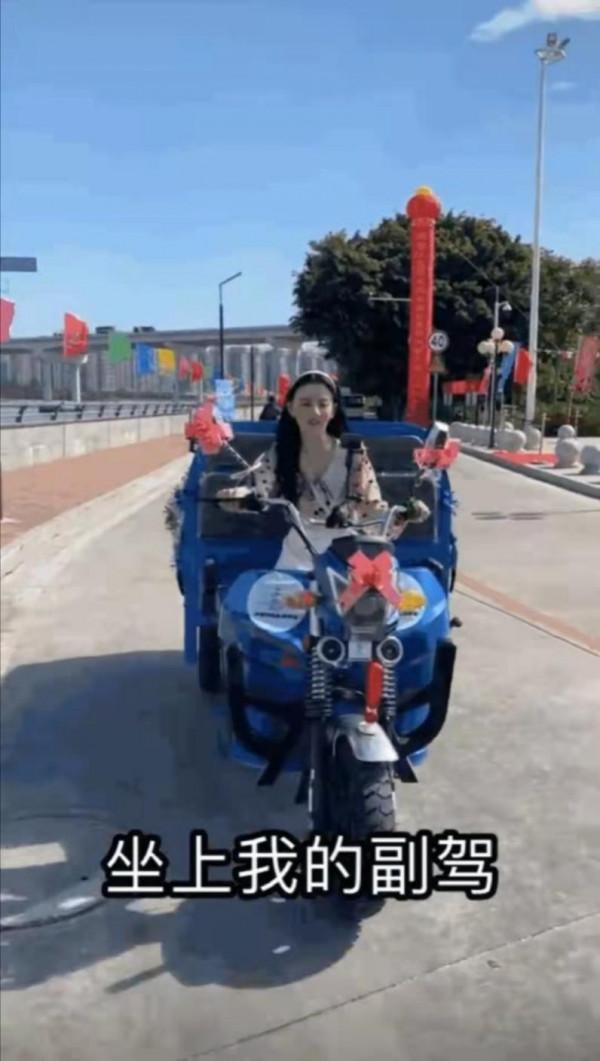 麻花全員騎三蹦子，沈騰馬麗上班好接地氣兒