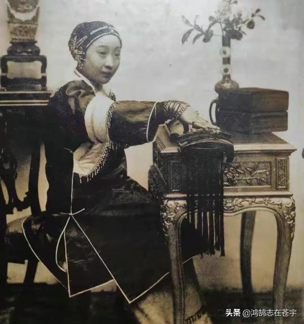 晚清照片：扛鳥槍的捕快，十六人抬的靈柩，太監在頤和園乘船出行