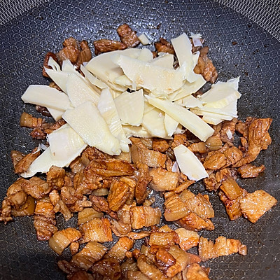 早上不知道吃什麼，一碗冬筍燒肉全搞定