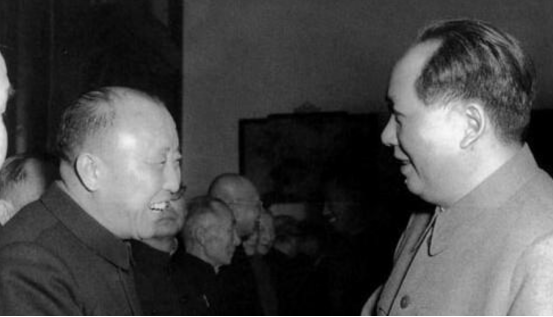 周恩來宣佈任命決定,傅作義當場掩面大哭,高呼:毛主席萬歲 周恩來宣佈任命決定,傅作義當場掩面大哭,高呼:毛主席萬歲