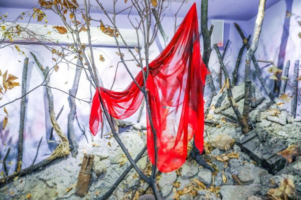 17歲的嘎麗婭，上山勸日軍投降，被粗暴拖入洞中，只留下一塊頭巾