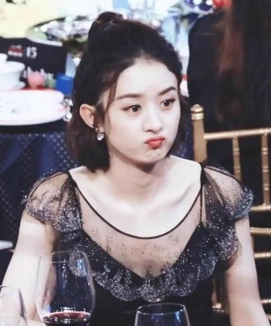 趙麗穎有一張娃娃臉，嘟嘟嘴的時候太卡哇伊了，太萌了愛死了