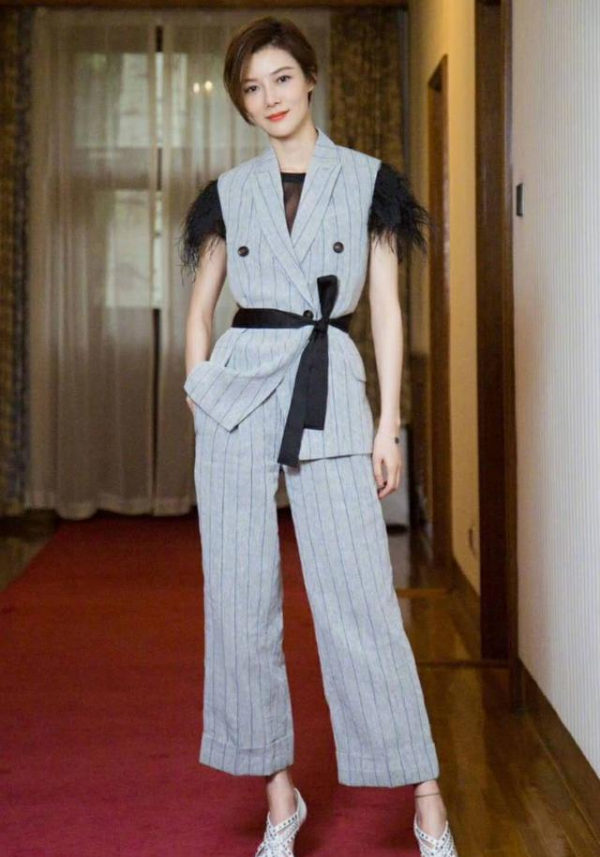 車曉雖瘦但很精緻，穿白色連衣裙高階優雅，氣質媲美許晴