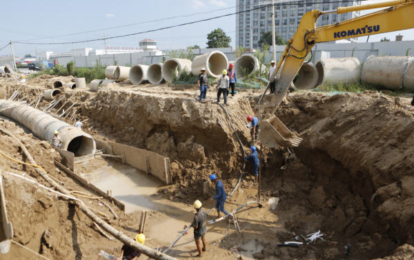 為何電線杆上的支架都是銀色的？為何美國仍大量使用木頭電線杆？