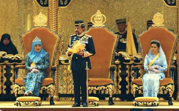 汶萊最壕國王，用黃金馬桶，給馬廄裝空調，同時富養46萬人