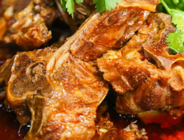 滕州晚上營業的碳燒羊蠍子，天天爆滿門口像停車場，老闆娘是亮點