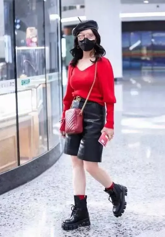 66歲趙雅芝穿得跟個小姑娘似的，紅色毛衣配皮褲，就是鞋子也很潮