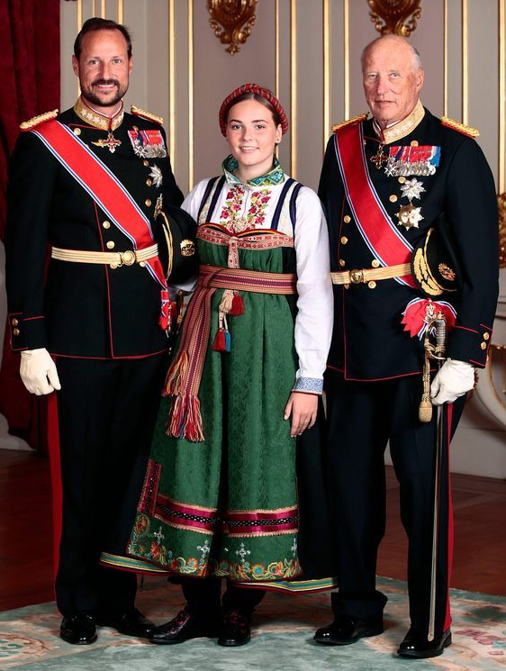 挪威王室發全家福，婆婆穿紅色比兒媳搶鏡，第三代女王儲清純可人