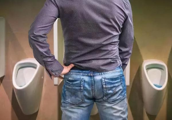 男子查出艾滋，堅稱使用酒店馬桶被傳染，醫生：為啥要賴馬桶？