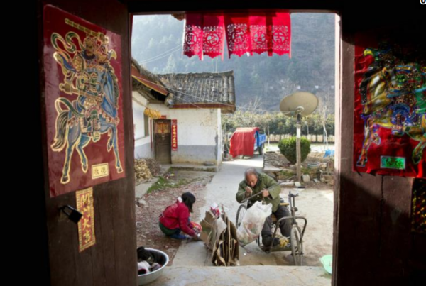 兩任丈夫先後癱瘓,妻子把兩人接一起,不離不棄照顧兩人26年 兩任丈夫先後癱瘓,妻子把兩人接一起,不離不棄照顧兩人26年