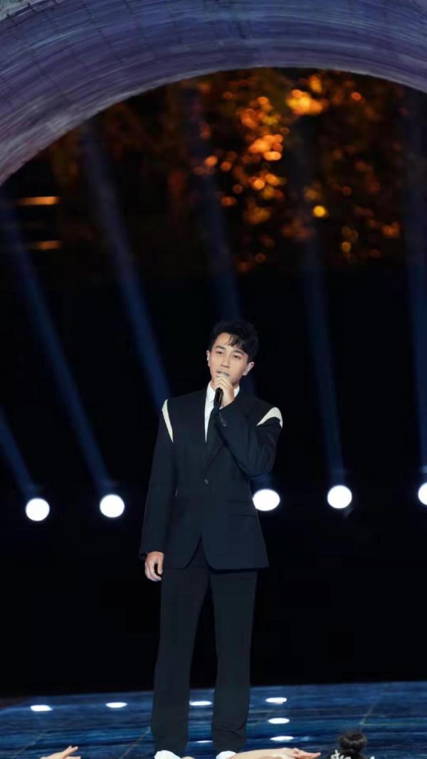 劉愷威穿黑西裝亮相！臉胖一圈沒了霸總範，世紀同框魏大勳不尷尬