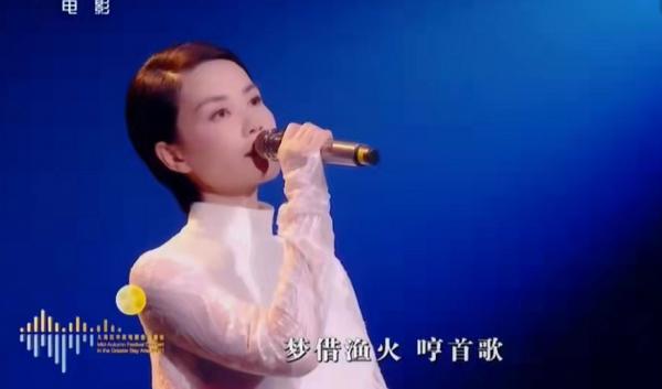 52歲王菲驚豔開唱！穿白裙盡顯巨星範，謝霆鋒刻意避嫌愛意藏不住