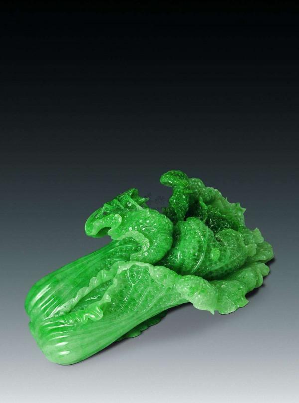 這件春帶彩翡翠擺件，歷時4年雕刻而成，市場估價4.8億