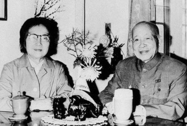2003年，著名數學家蘇步青在上海逝世，身上裝著一張日本女士照片