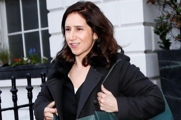 英國首相夫人：擠走高顏值前妻，戴鴿子蛋大鑽戒，齙牙妹憑什麼