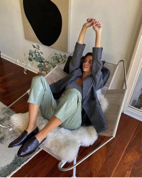 四五十歲的女人，建議少穿高跟鞋！今年流行這3雙鞋，舒適顯高階