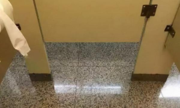 為何公廁隔間門下總要留一條縫,不怕隱私洩露嗎?其實我們想錯了 為何公廁隔間門下總要留一條縫,不怕隱私洩露嗎?其實我們想錯了