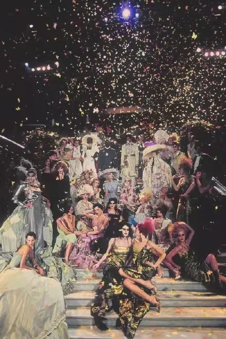 被迪奧開除後，他歸隱法國鄉間，改造後的老房子美得無藥可救