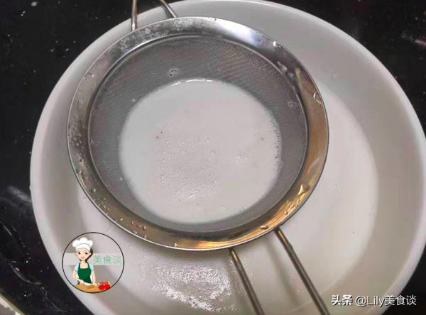 夏天，這蒸糕常做給家人吃，一拌一蒸，爽滑筋道香甜，營養不上火