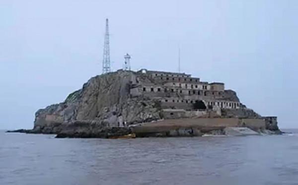 堅守孤島32年，妻子臨盆無法下島，他拿起剪刀接生，事後蹲地大哭