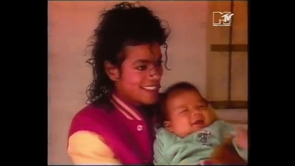 34年前,邁克爾·傑克遜來到中國:被水牛嚇退,抱孩子手法熟練 34年前,邁克爾·傑克遜來到中國:被水牛嚇退,抱孩子手法熟練