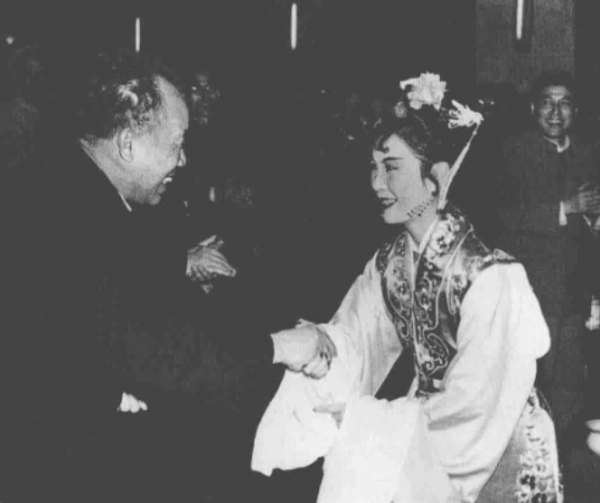 1958年嚴鳳英在安徽演出，不懂湖南方言，毛澤東伸出四根手指解釋