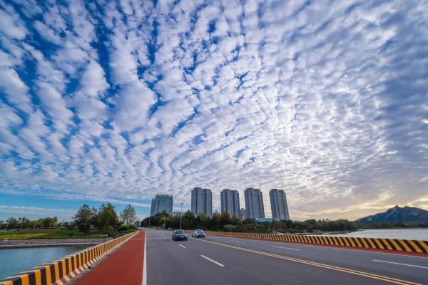秋日霞光映榮成,新雨洗天弄巧雲 秋日霞光映榮成,新雨洗天弄巧雲