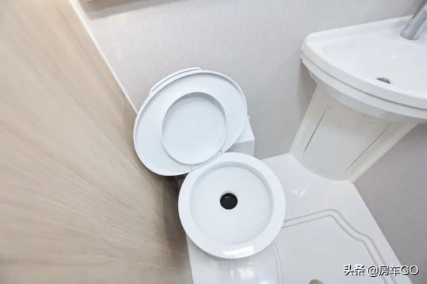 適合4-6人旅行的高配房車,標配820Ah電池+柴暖,可以四季出行 適合4-6人旅行的高配房車,標配820Ah電池+柴暖,可以四季出行