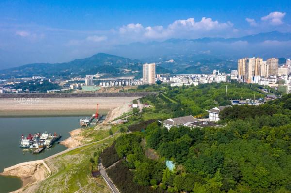 這個建在三峽大壩旁的小城，實力很強卻很低調，擁有大美風光風物