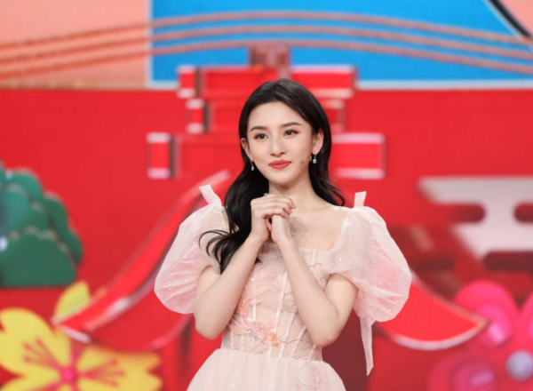 宋祖兒春晚粉色長裙，迷人又可愛，讓人憐惜