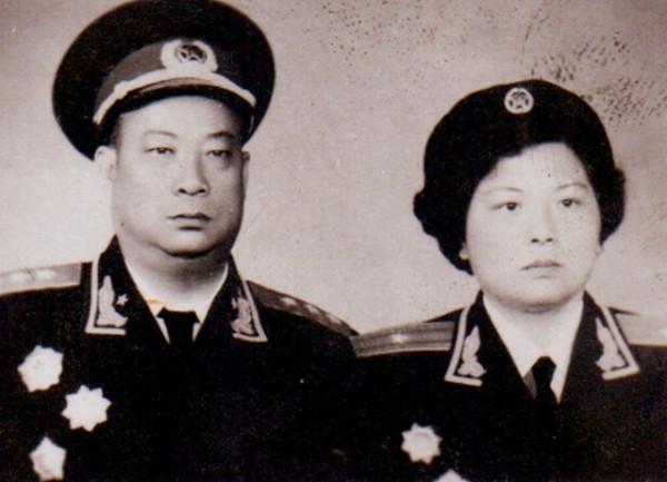 開國將軍中的兩對“翁婿將軍”，老丈人是不是必須向女婿敬禮？