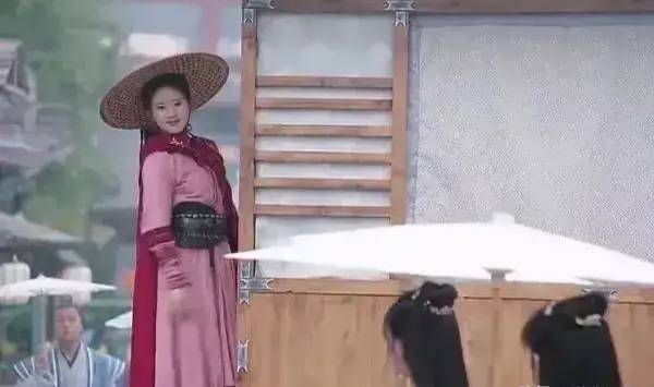 李易峰水桶腰醒目、許凱腫成胖頭魚，顏值再高，發福了也別演古偶