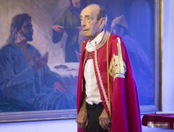 “以卵擊石”萊納德：帶23人建立國家，開拖拉機對抗澳大利亞50年