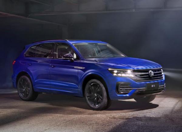 大眾底下帶字母，全車黑化帶R標，配3.0T V6引擎，還有託森四驅