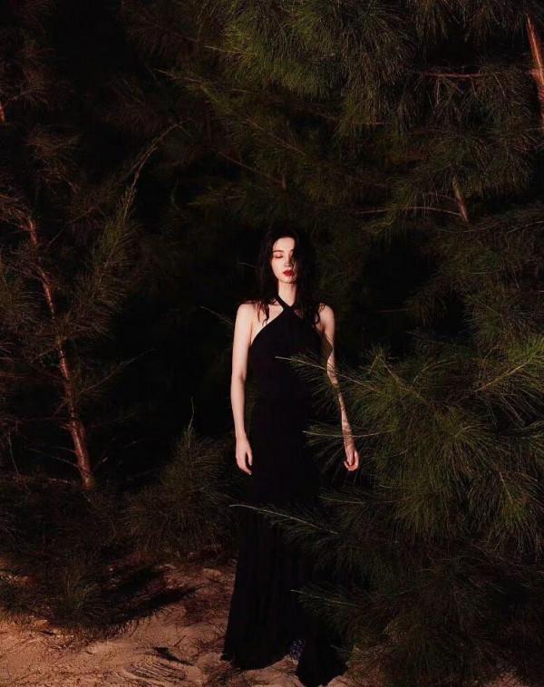 小黑裙拿捏住千金大小姐風，楊冪洋氣陳瑤清純，成為冬日耀眼存在