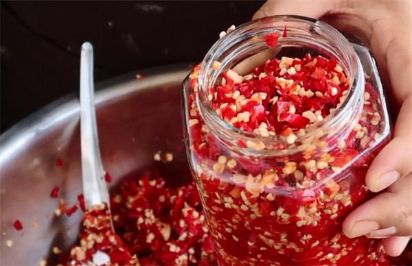 做剁椒醬的季節到了，20年秘製配方告訴你，又香又辣，拌啥都好吃