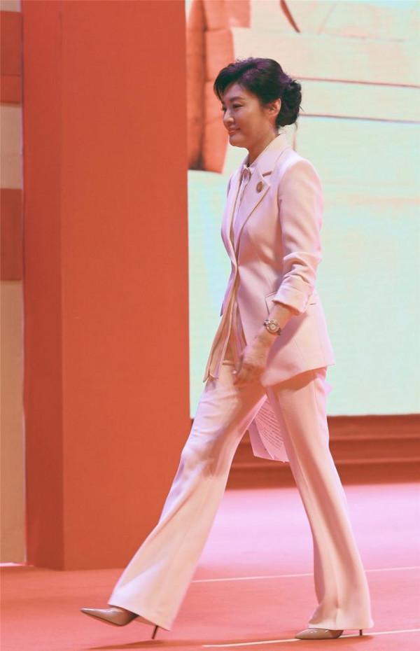 央視主持人周濤，51歲穿薄紗裙扮嫩，比50歲的許晴還有氣質