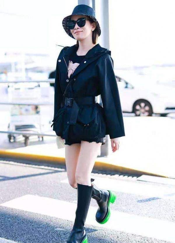 46歲佘詩曼身材真不賴，穿風衣配短褲，腿“細”到連靴筒都塞不滿